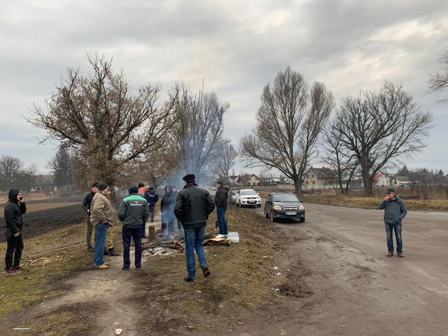 На трассе под Тернополем жители блокируют дороги, чтобы не пустить эвакуированных из Китая