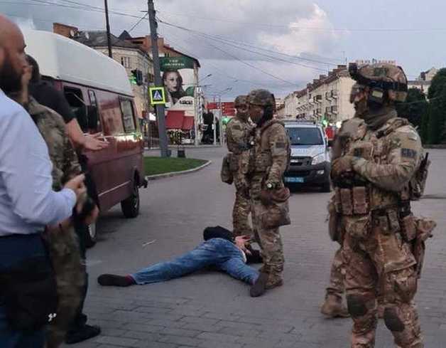 Появилось видео штурма автобуса с террористом в Луцке