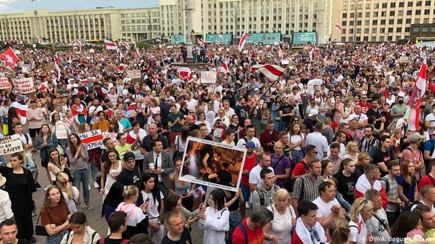 Силовики в Минске начали "охоту" на митингующих: заламывают руки даже женщинам