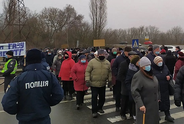 Люди перекрывали трассу Киев-Харьков в знак протеста против повышения тарифов