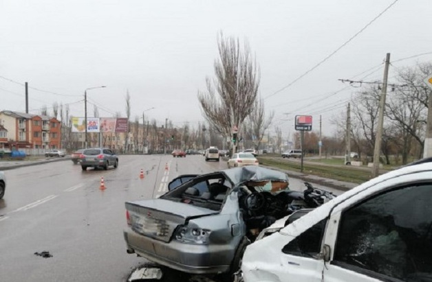 Смертельное ДТП в Одессе: легковой автомобиль выехал на встречную полосу и столкнулся с микроавтобусом