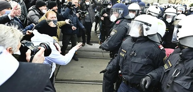 В Вене противники карантина устроили массовые беспорядки и столкновения с полицией