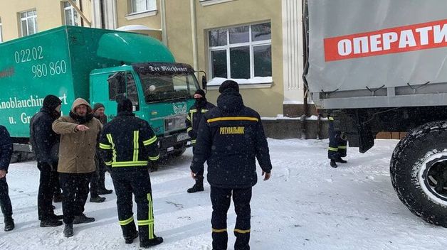 В Ровно спасатели вытащили из снегового заноса грузовик группы "БЕZ ОБМЕЖЕНЬ"