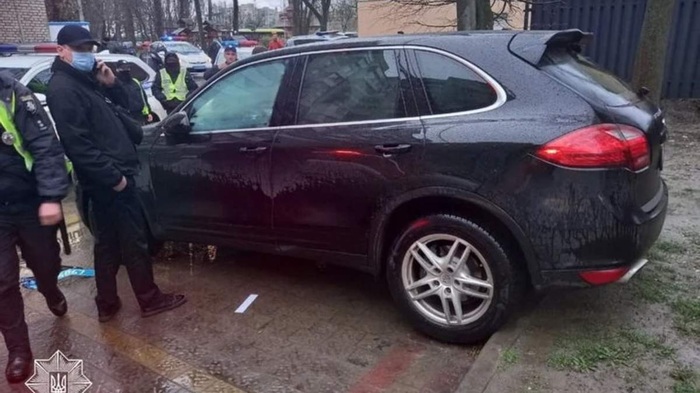 Во Львове пьяный водитель Porsche Cayenne разбил 3 машины и помочился на полицейское авто: видео