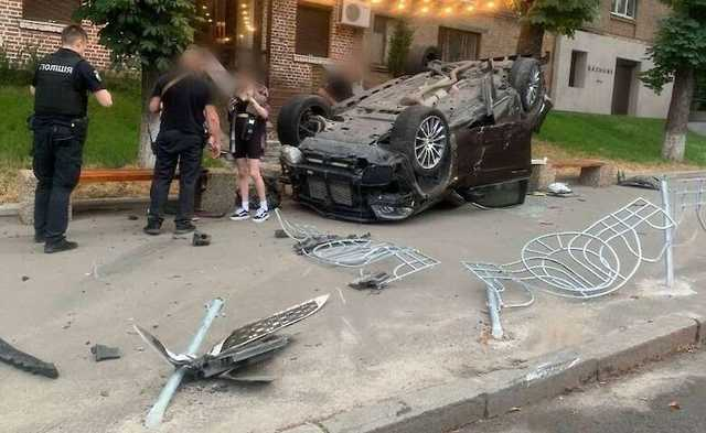 Алкоголя в 7 раз больше нормы: в Киеве пьяный парень на Mercedes устроил ДТП "с переворотом"