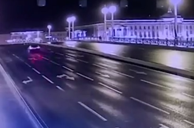 Появилось видео «прыжка» автомобиля с депутатом Госдумы через мост в Петербурге