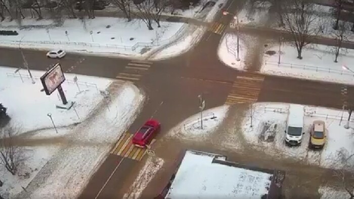 В Подмосковье житель случайно нашёл на улице ключи от красной иномарки, вычислил авто и угнал его