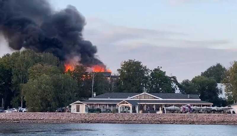 В Санкт-Петербурге загорелся бывший фитнес-клуб