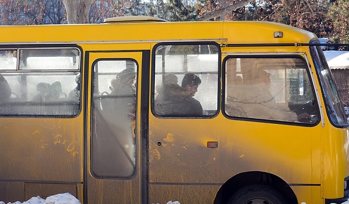 Женщина случайно выпала из движущегося автобуса, находясь спиной к выходу