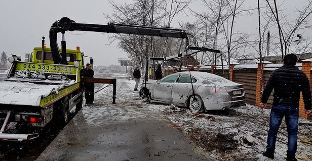 В Киеве элитное авто снесло четыре дерева из-за гололеда