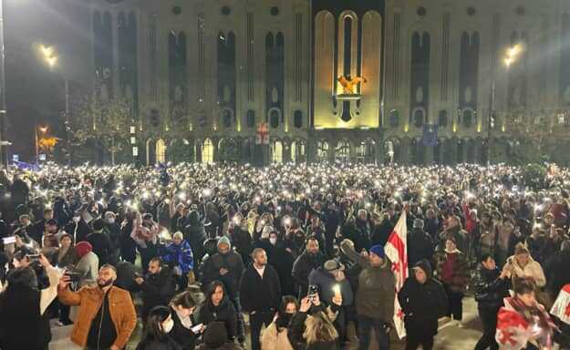 Протестующих оттеснили от здания парламента в ночное время