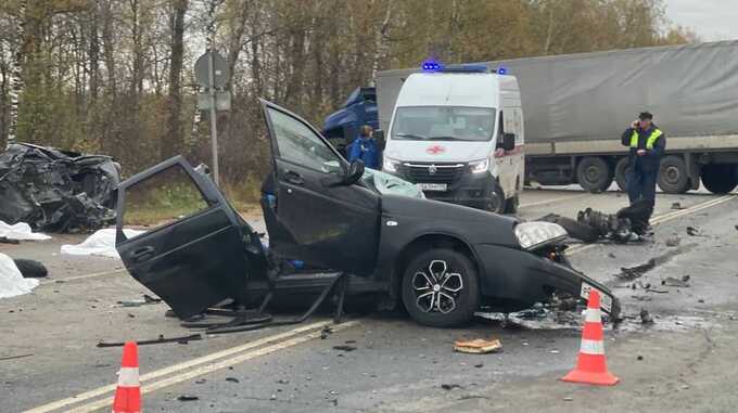 После аварии в Подмосковье автомобиль "Лада" загорелся, погибло несколько человек