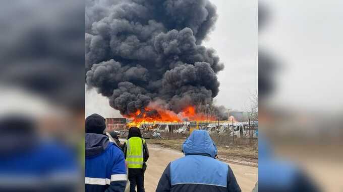 Пожар в Люберцах охватил парковку маршрутных такси