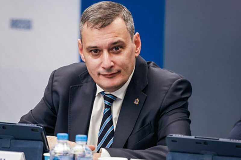 После ареста бывшего губернатора Курской области Смирнова Хинштейн освятил свой кабинет