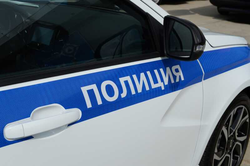 В Санкт-Петербурге водитель совершил наезд на полицейского и скрылся при попытке его задержания