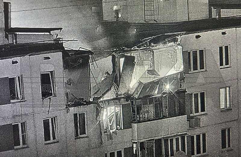 Пожар в многоэтажном здании в Москве все еще продолжается из-за сильного ветра
