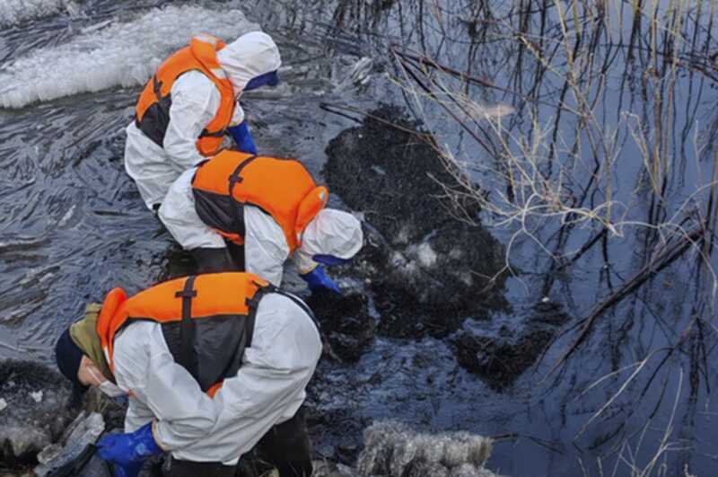 В Якутске обнаружена утечка нефтепродуктов в воды реки Лена