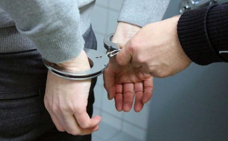 В Польше задержали серийного вора, который спрятался в подвале с оружием