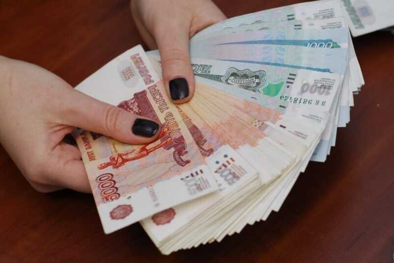 В Ленинградской области женщина лишилась своих сбережений во время попытки обмена рублей на доллары