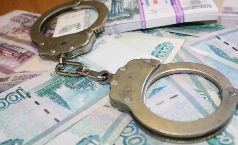 Полковника, которого супруга вытаскивала из ямы, обвинили в вымогательстве у военных