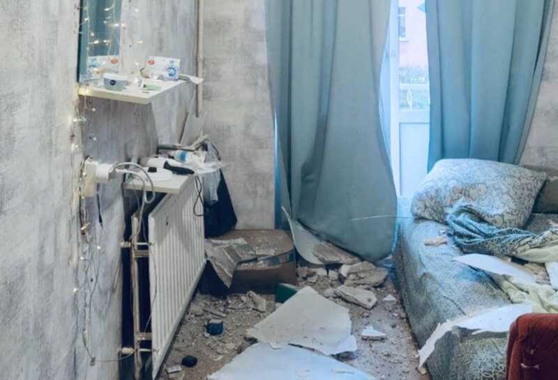 В жилом помещении на юго-западе Санкт-Петербурга рухнул потолок