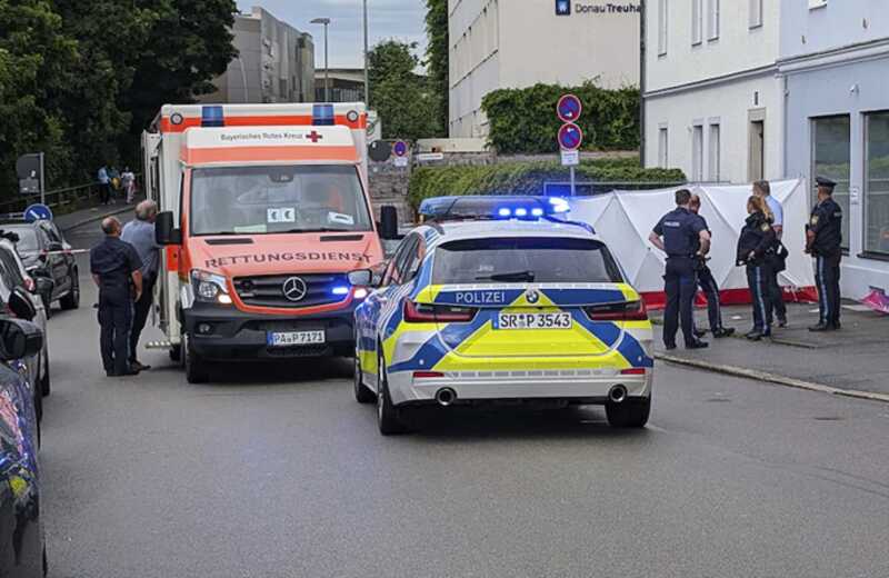 На юге Германии водитель наехал на группу людей