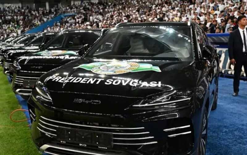 Президент Узбекистана подарил автомобили игрокам национальной сборной за их успех в выходе в финал чемпионата мира 2026 года