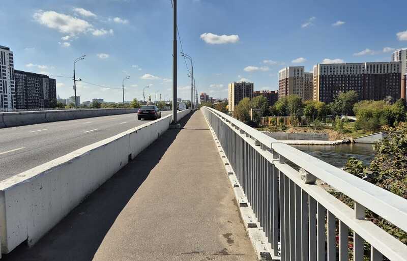 В Москве рабочий спас мужчину, который по спору прыгнул с моста и чуть не утонул