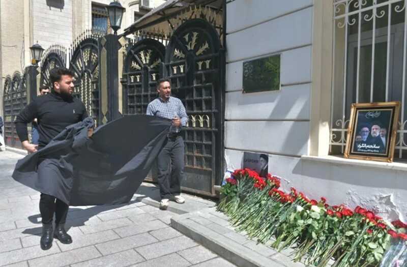 У здания посольства Ирана в Москве организовали импровизированную мемориальную композицию