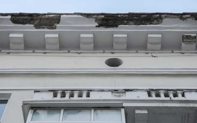 В центре Москвы рухнула часть фасада здания