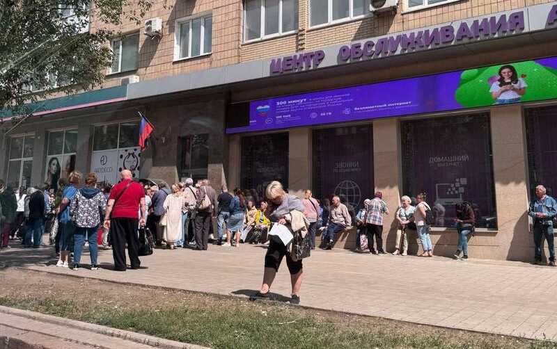 В "ДНР" начали обязательную перерегистрацию SIM-карт, что сопровождается многодневными очередями