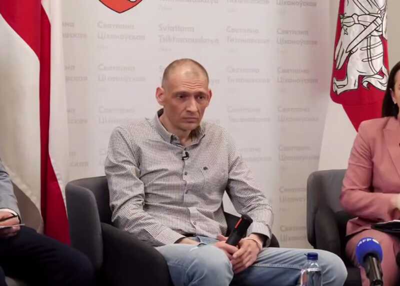 Тихановский не смог удержать слез во время брифинга, вспоминая своих детей