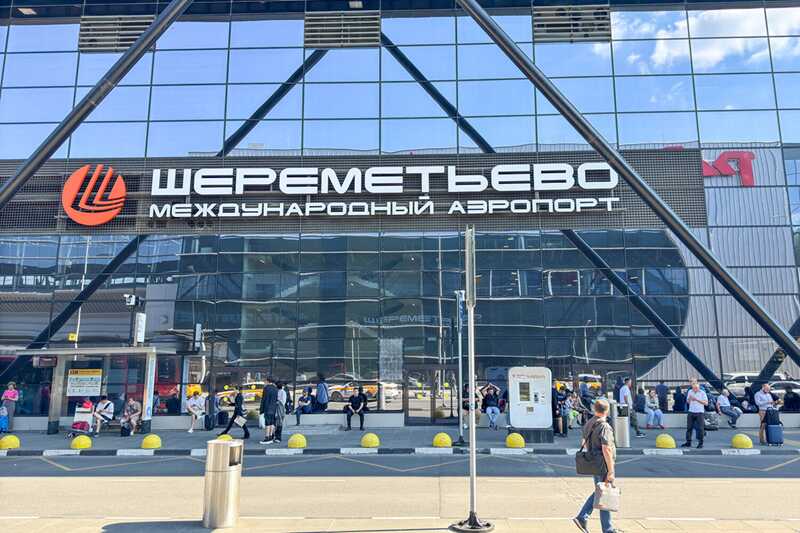 Некорректный пассажир в Шереметьево уронил на пол двухлетнего ребенка
