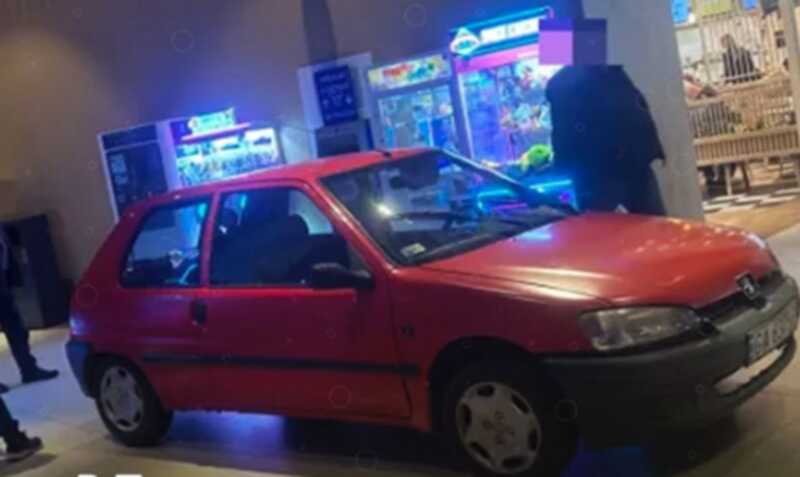 В Польше водитель перепутал въезд на парковку с выездом и заехал на автомобиле в торговый центр