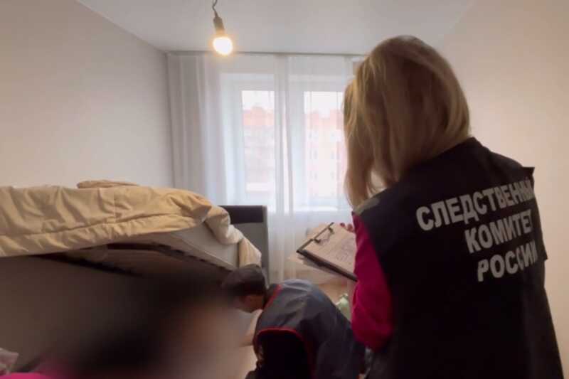 В Петербурге мужчина нанес смертельную рану жене в присутствии ребенка и спрятал ее тело в диване