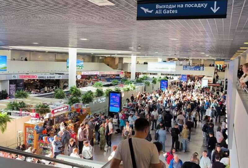 Люди в Шереметьево часами ожидают отправления на полу из-за многочисленных задержек и отмен