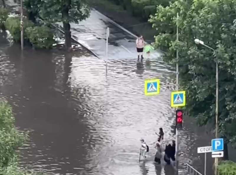 В Тюмени на пешеходной переправе девушка оказалась под водой