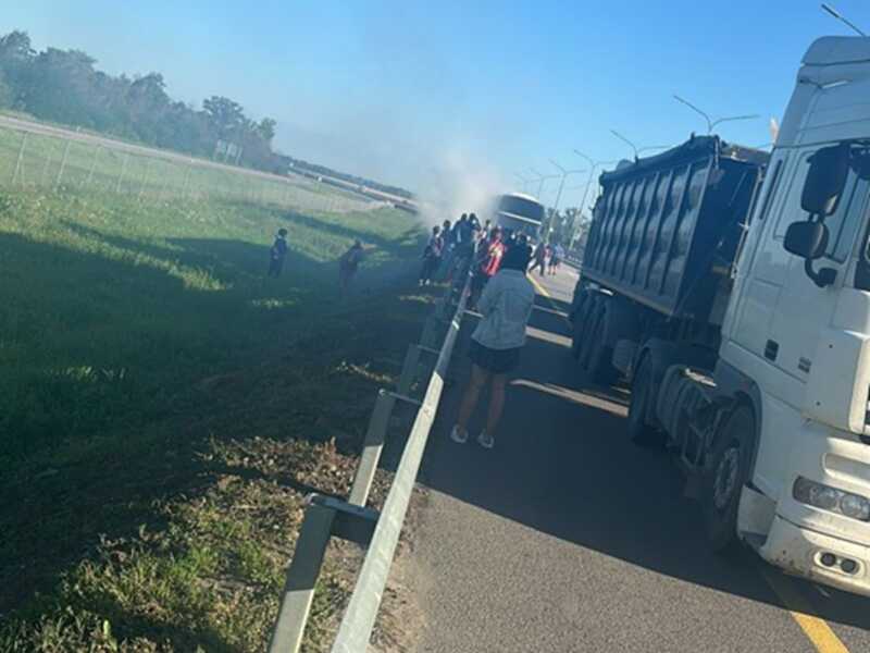 В Ростовской области загорелся пассажирский автобус во время движения по шоссе