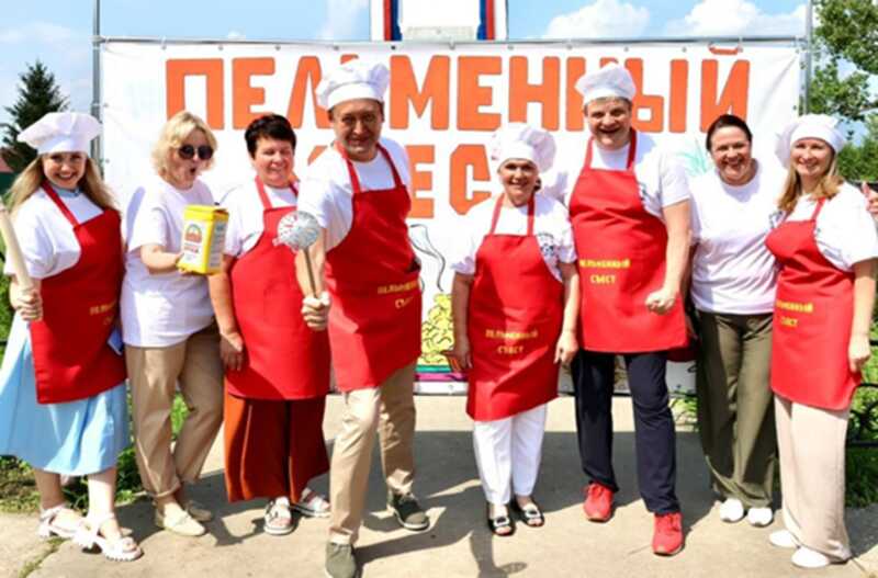 Фестиваль пельменей в деревне Грицово вызвал недовольство из-за установки баннера у мемориала солдатам