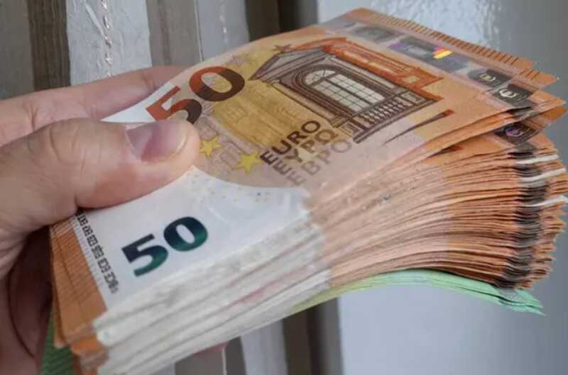 Во Франции представительница прекрасного пола обвинила своего начальника в выплате заработной платы «просто так»