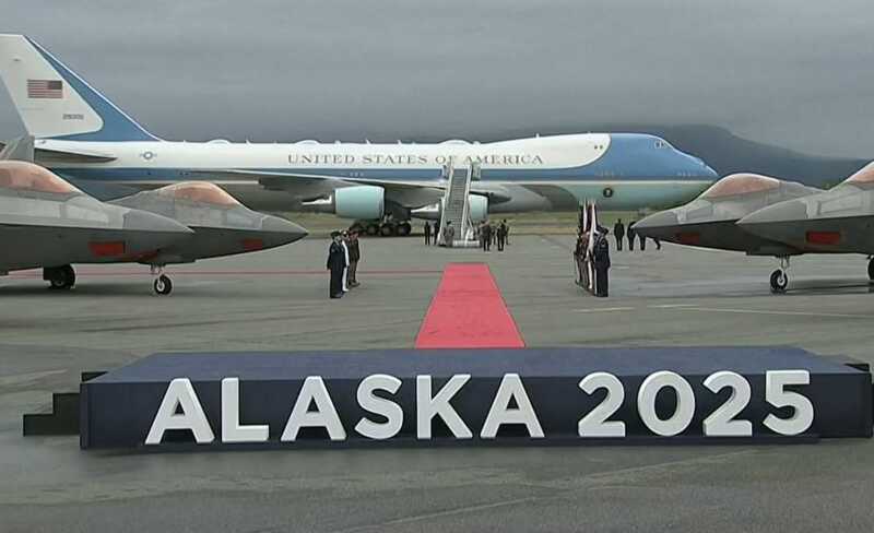 Самолёт Дональда Трампа приземлился на военном аэродроме в Аляске