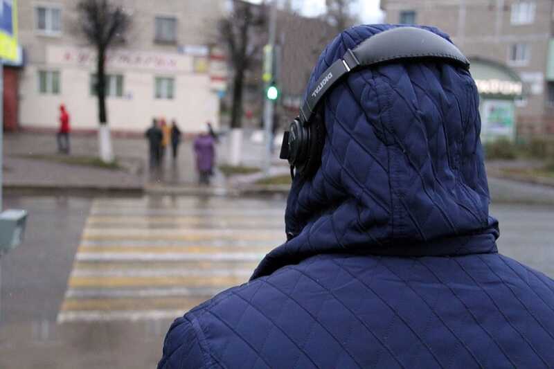 В России предложили наказывать пешеходов штрафом за переход улицы в наушниках