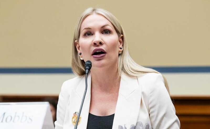Дочь специального представителя Трампа Меган Моббс подвергла критике красную дорожку, подготовленную для встречи с Путиным