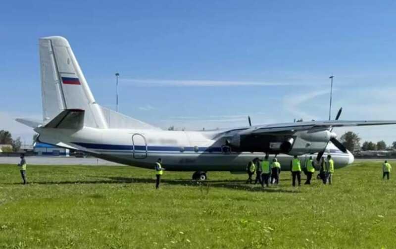 Самолет Ан-24 выкатился за границы полосы в Тюмени