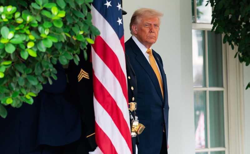 Трамп хочет срочно связаться с Путиным по телефону