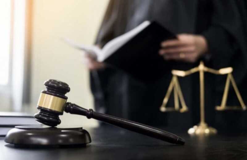В России суд запретил мем из «Большого куша» с оскорбительным комментарием о цыганах