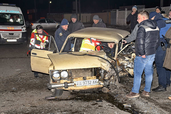 Лобовое ДТП в Киеве: владелец Toyota сбежал с номерами, водителя «Жигулей» вырезали спасатели