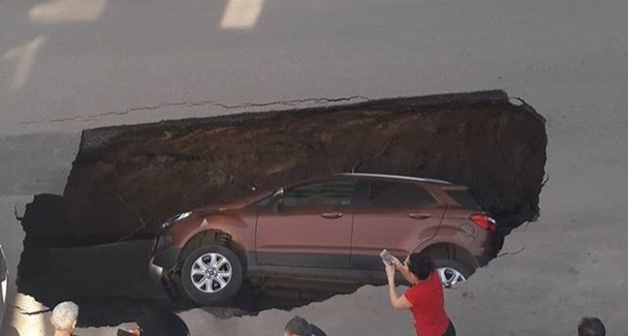 Припаркованный внедорожник провалился в коллектор в Ростове-на-Дону