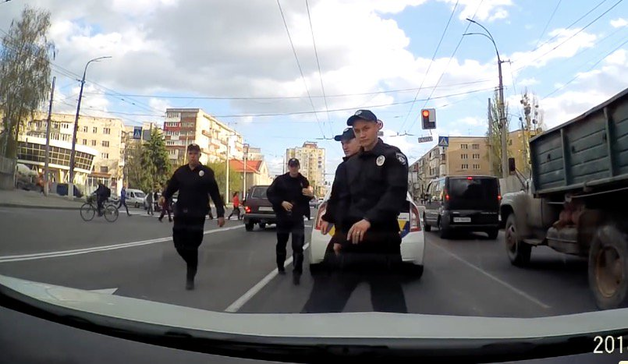 Жесткое задержание за замечание: в Сети обсуждают видео с патрульными из Винницы