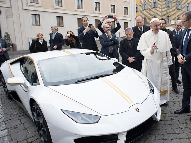 Папа Римский продаст на аукционе свой Lamborghini